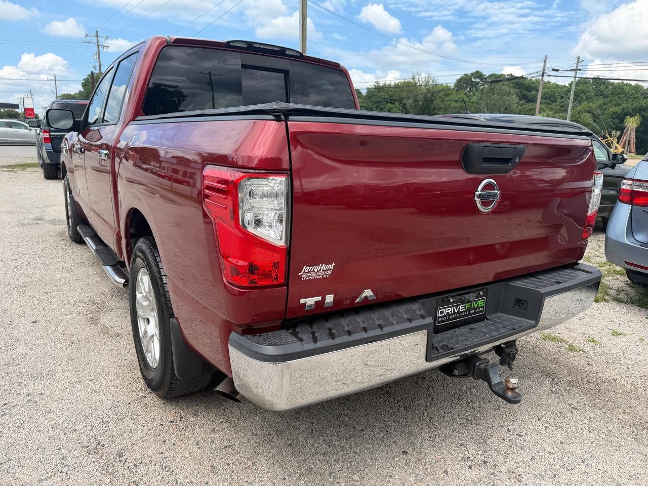 Nissan Titan SV Crew Cab 2WD 2017