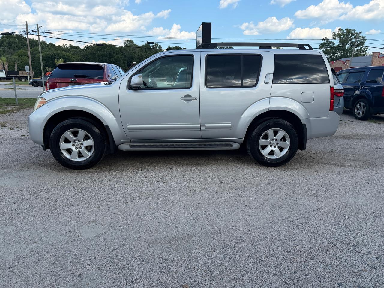 Nissan Pathfinder LE 4WD 2011