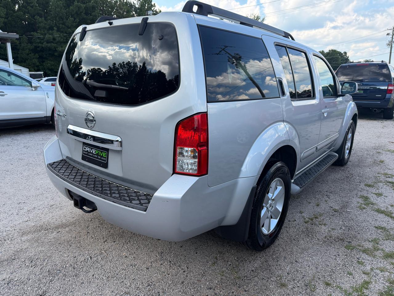 Nissan Pathfinder LE 4WD 2011