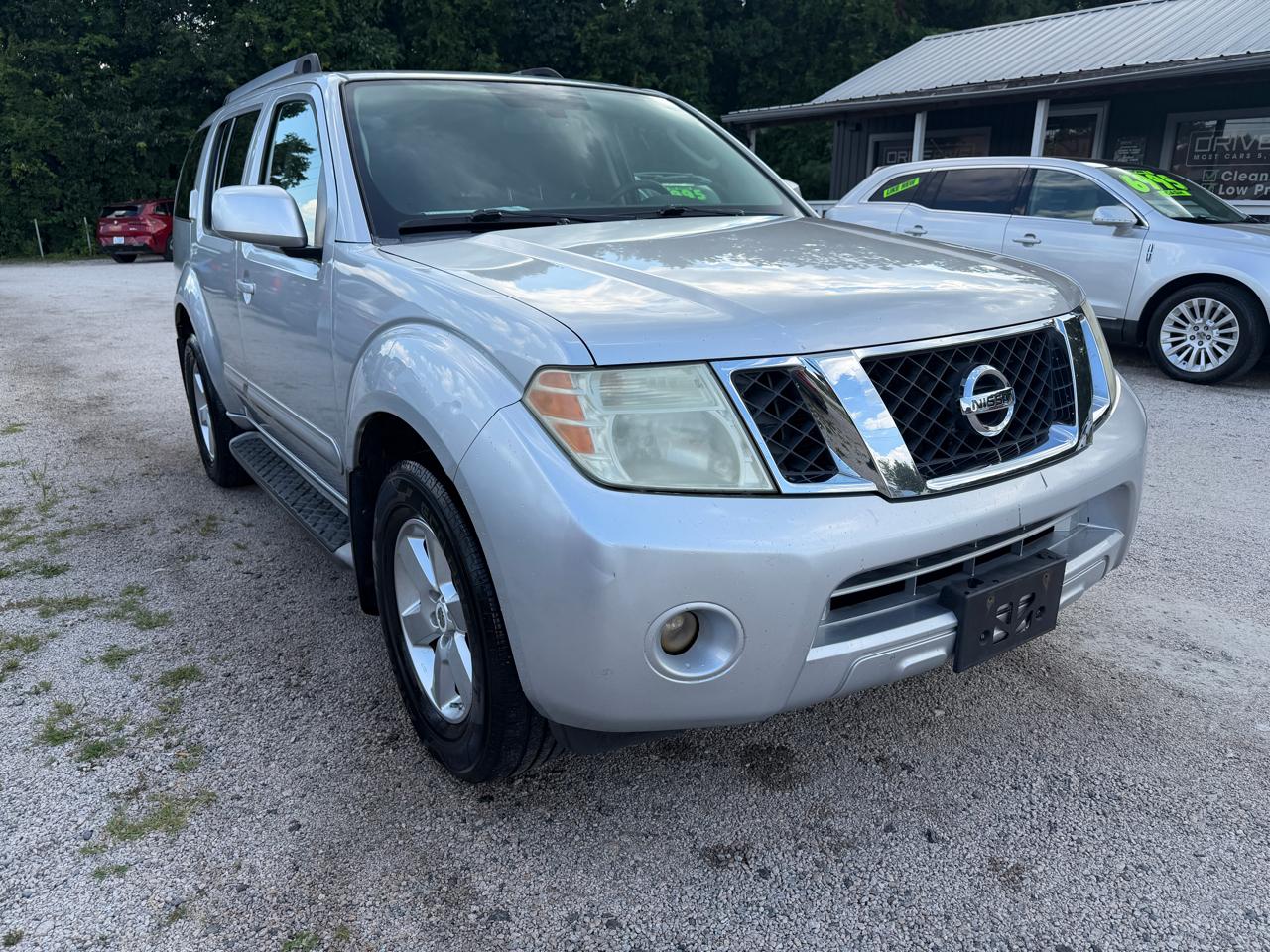 Nissan Pathfinder LE 4WD 2011