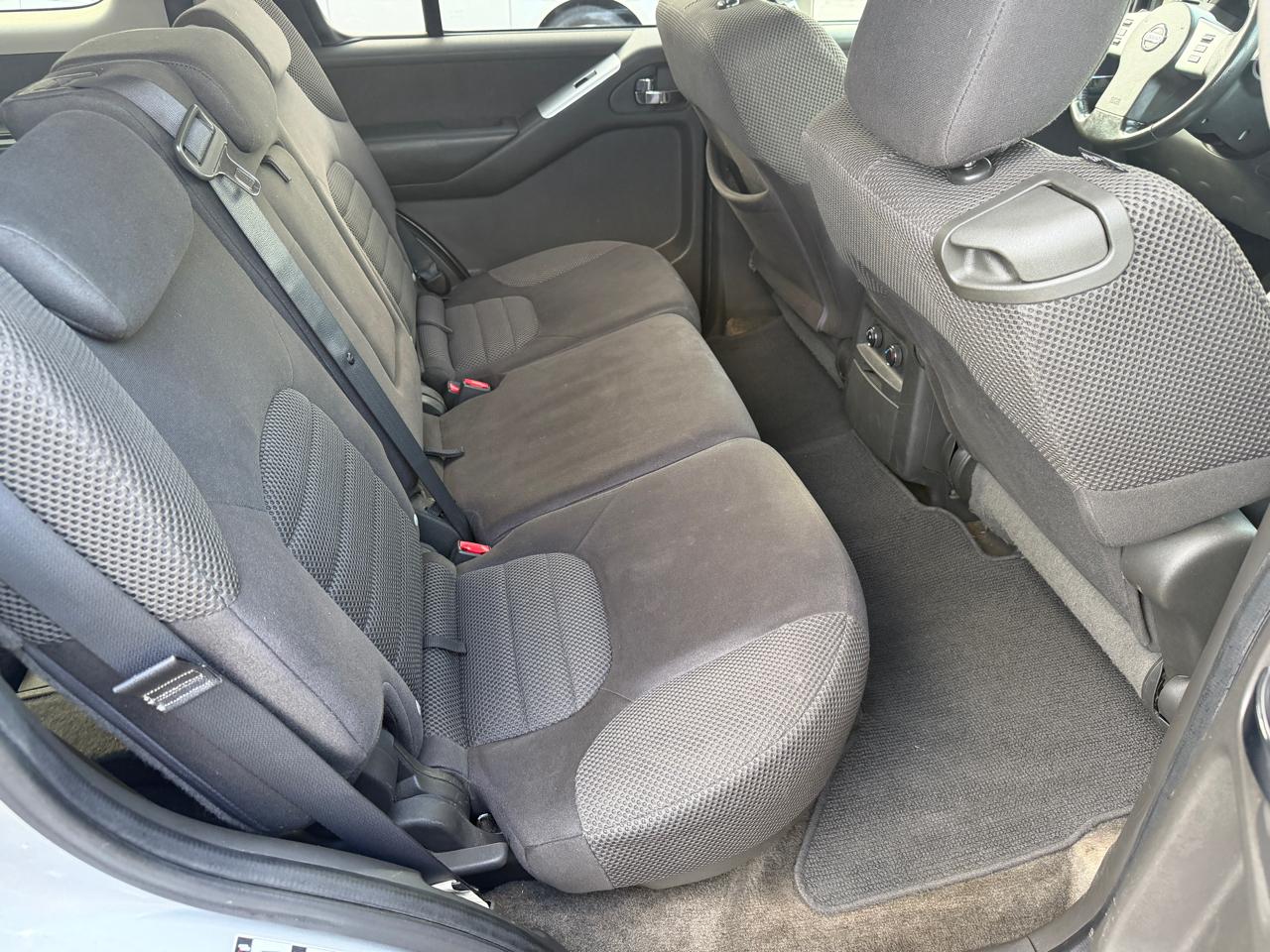 Nissan Pathfinder LE 4WD 2011