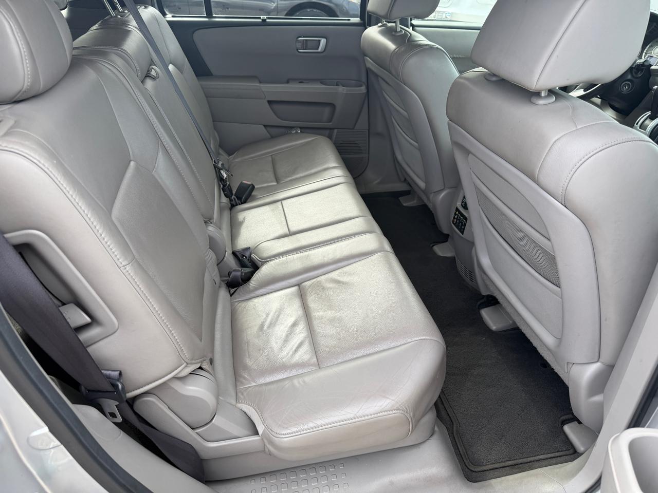 Honda Pilot Touring 4WD 5-Spd AT with DVD 2010