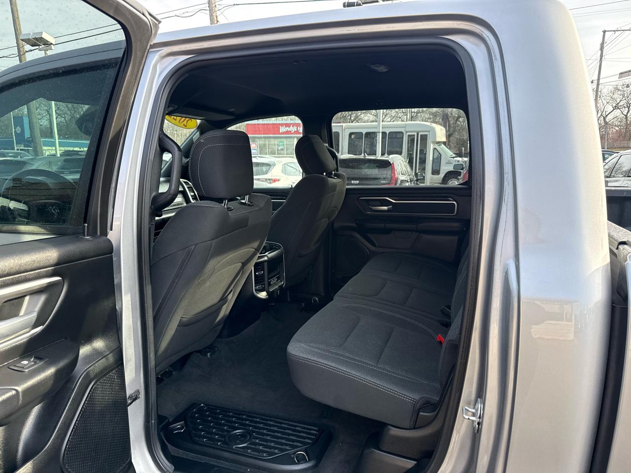 RAM 1500 Big Horn 4x4 Crew Cab 5'7" Box 2020