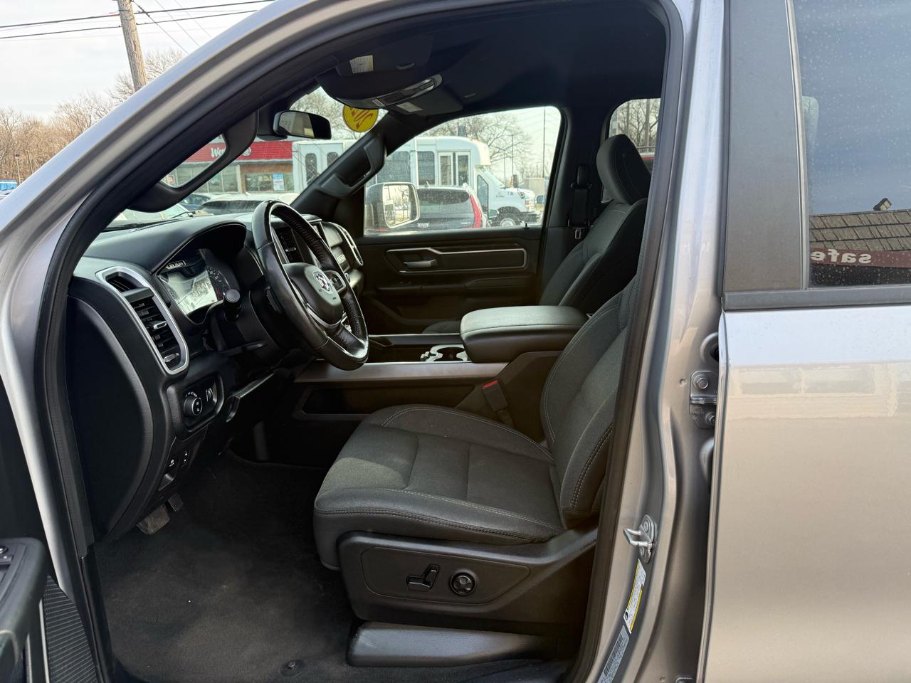 RAM 1500 Big Horn 4x4 Crew Cab 5'7" Box 2020