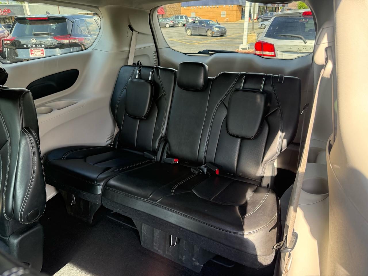 Chrysler Pacifica Touring L FWD 2023