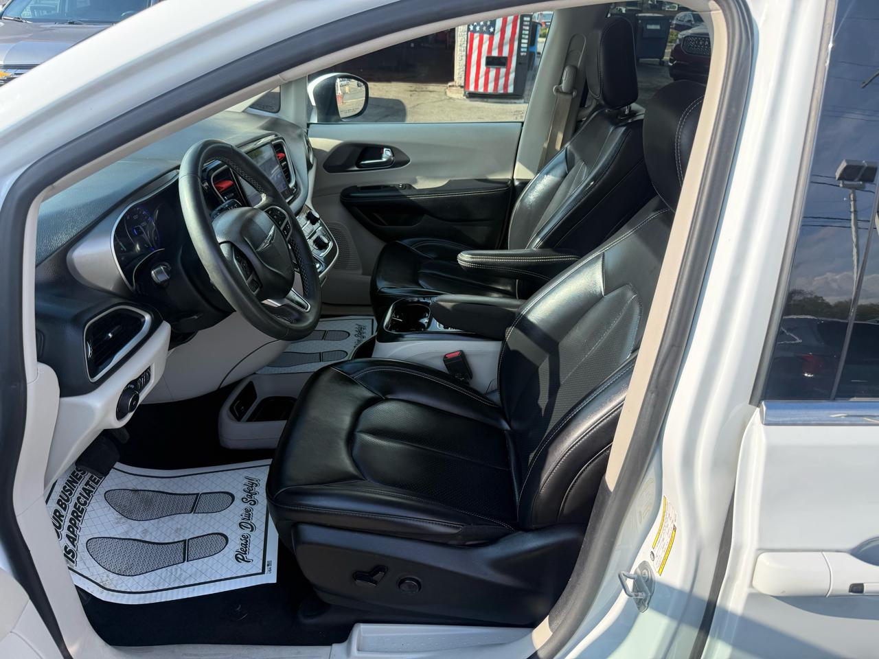 Chrysler Pacifica Touring L FWD 2023