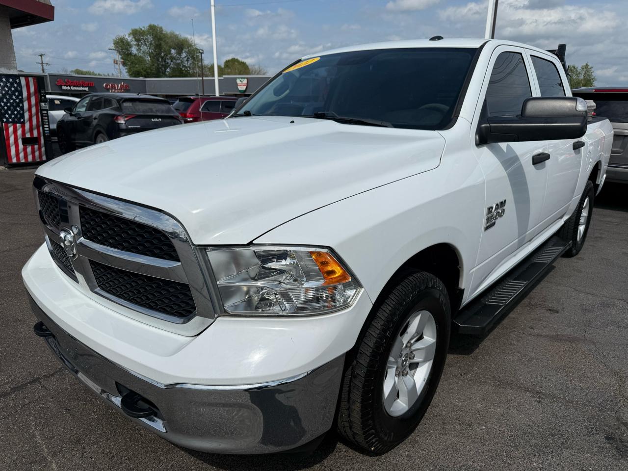 RAM 1500 Classic Tradesman 4x4 Crew Cab 5'7" Box 2022