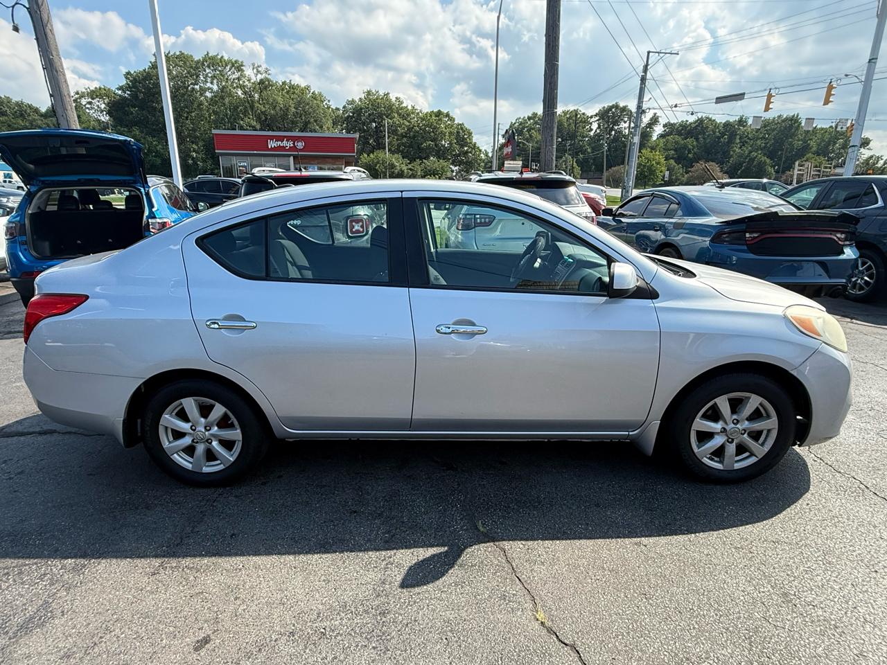 Nissan Versa 4dr Sdn CVT 1.6 SL 2012