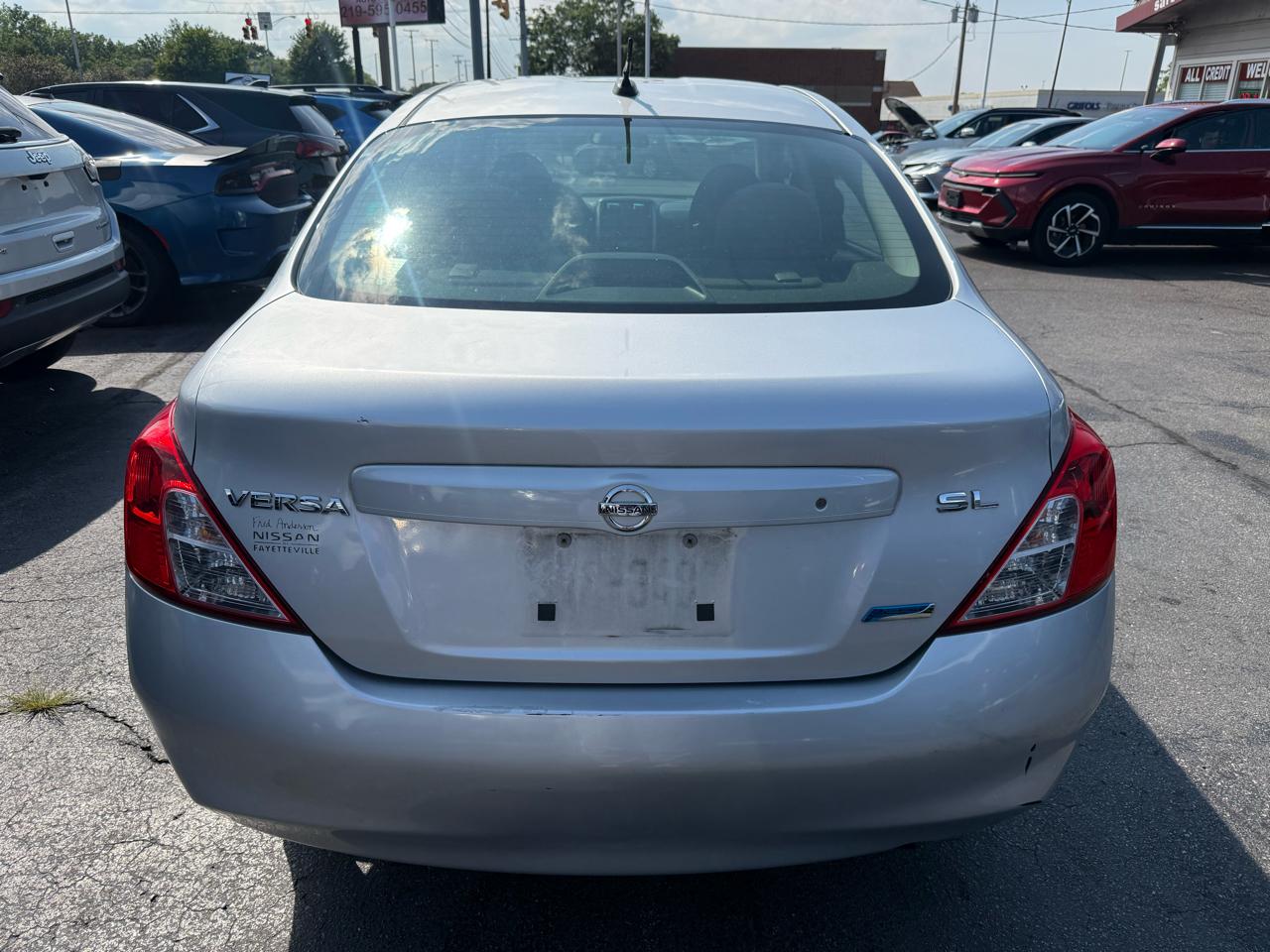 Nissan Versa 4dr Sdn CVT 1.6 SL 2012