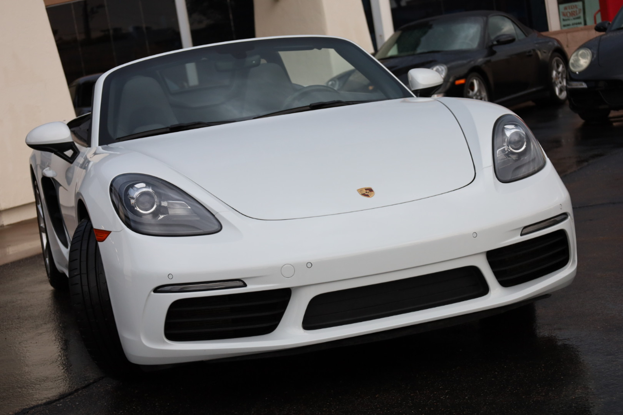 2017 Porsche Boxster S photo 2