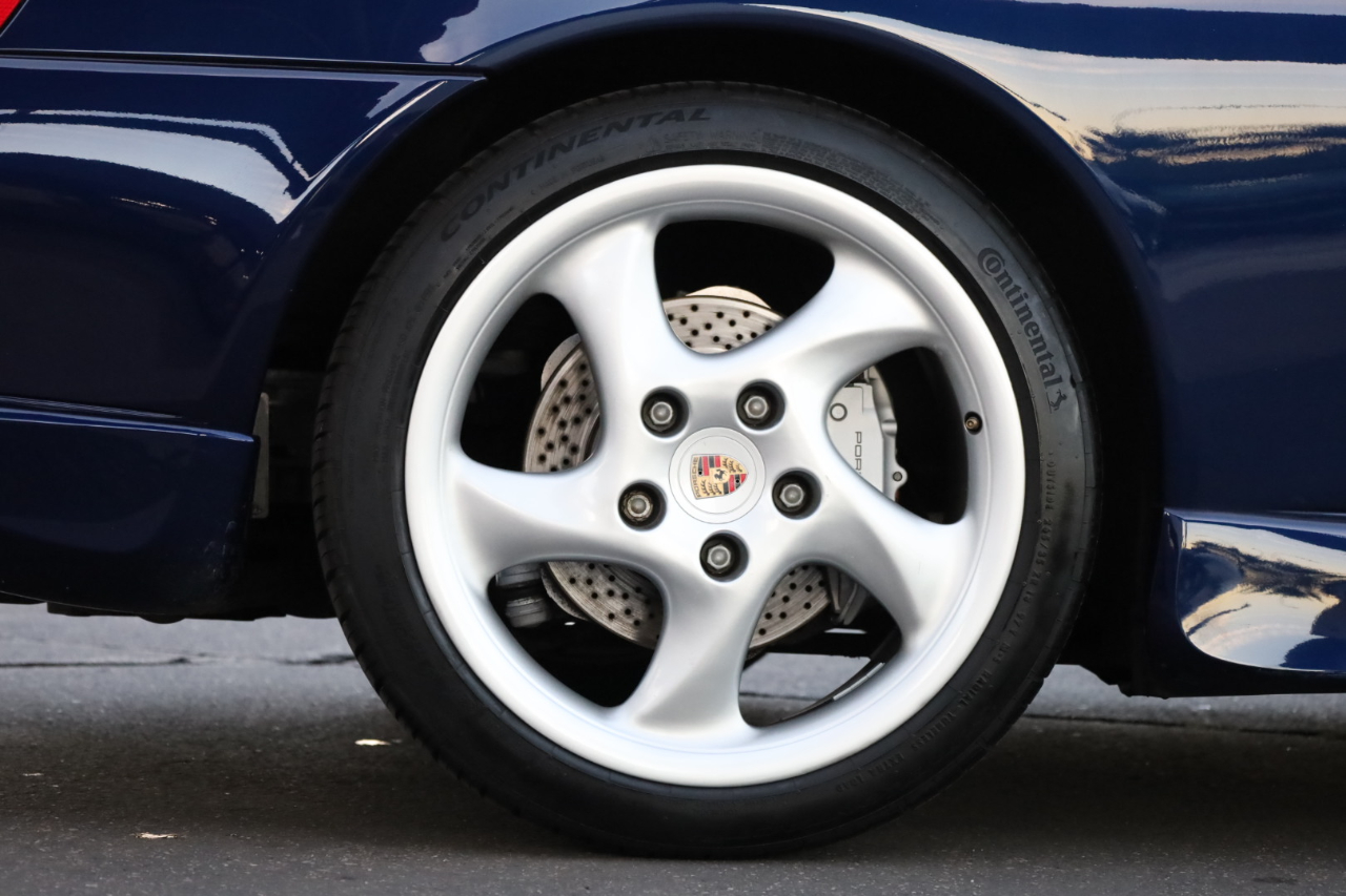 Porsche 911 Carrera 4 2001