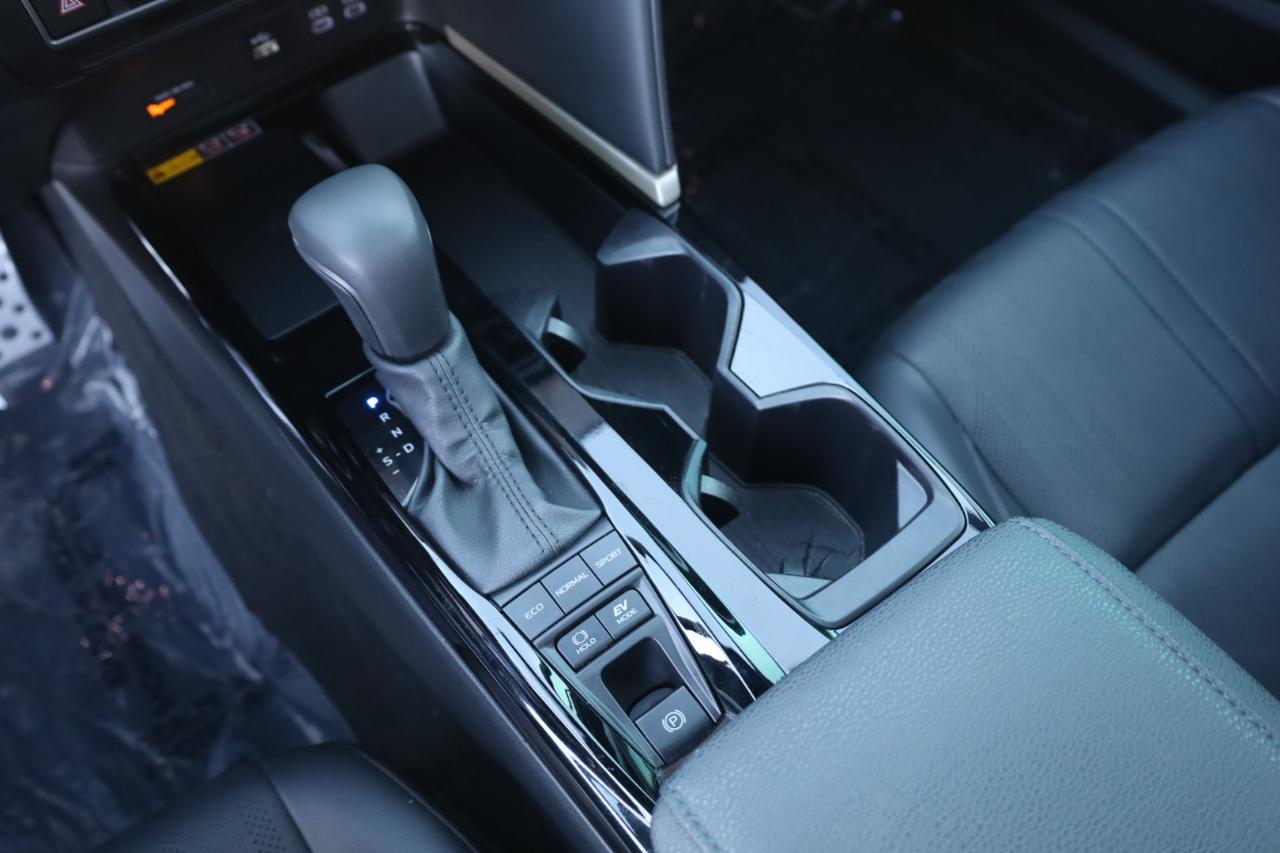 Toyota Camry Hybrid XSE 2025