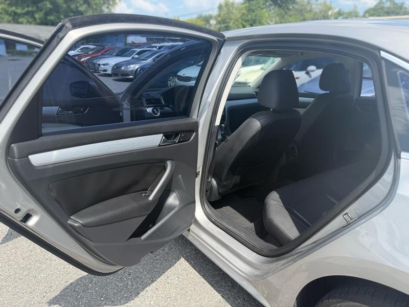 Volkswagen Passat 2.5L SE MT 2013