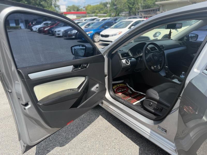 Volkswagen Passat 2.5L SE MT 2013