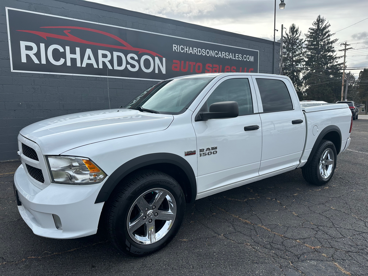 2014 RAM 1500 4WD Crew Cab 140.5" Express