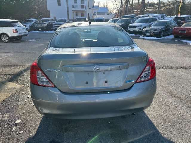 Nissan Versa 1.6 S 5M 2014