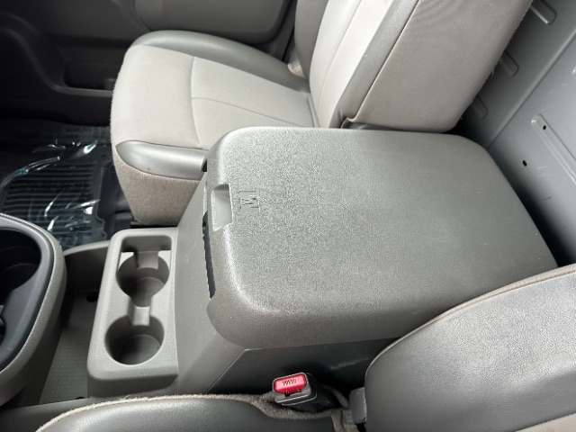 Nissan NV Cargo 2500 HD S V8 High Roof 2016