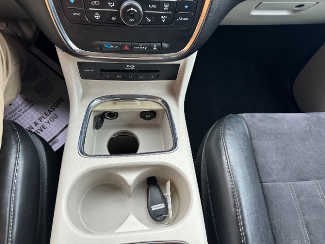 Chrysler Town & Country Limited 2016