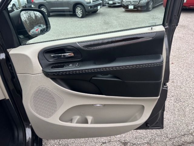 Chrysler Town & Country Limited 2016