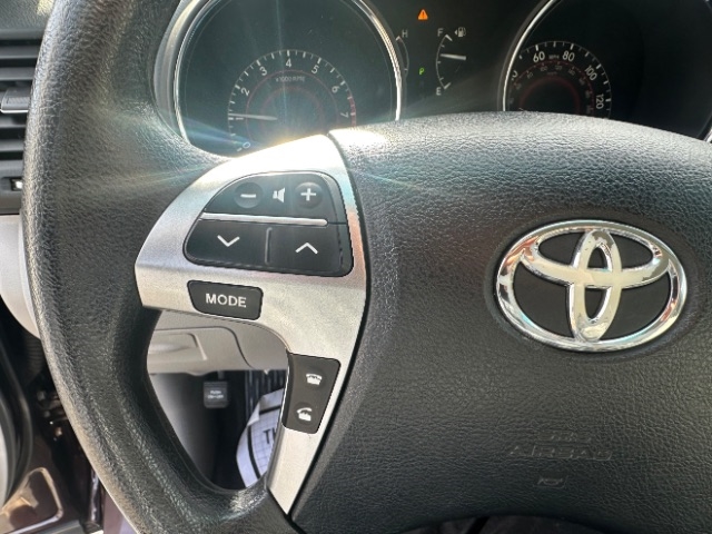 Toyota Highlander Base 4WD 2012