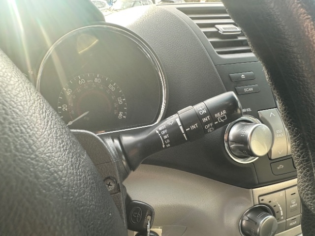 Toyota Highlander Base 4WD 2012