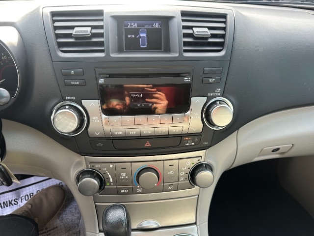 Toyota Highlander Base 4WD 2012