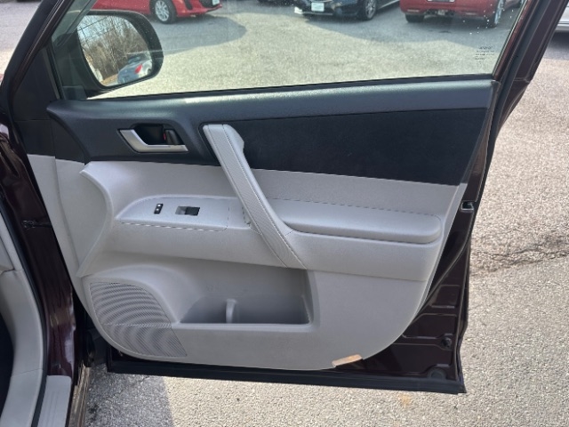 Toyota Highlander Base 4WD 2012