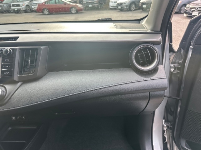 Toyota RAV4 LE AWD 2017