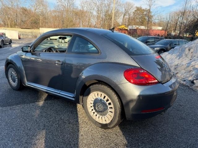 Volkswagen Beetle 2.5L w/Sunroof Sound & Nav 2014