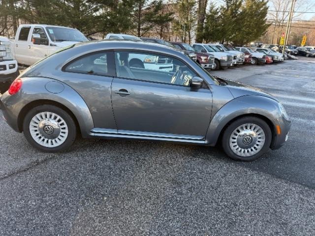 Volkswagen Beetle 2.5L w/Sunroof Sound & Nav 2014