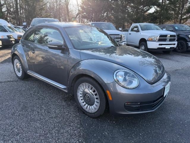 Volkswagen Beetle 2.5L w/Sunroof Sound & Nav 2014
