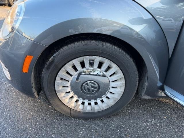 Volkswagen Beetle 2.5L w/Sunroof Sound & Nav 2014