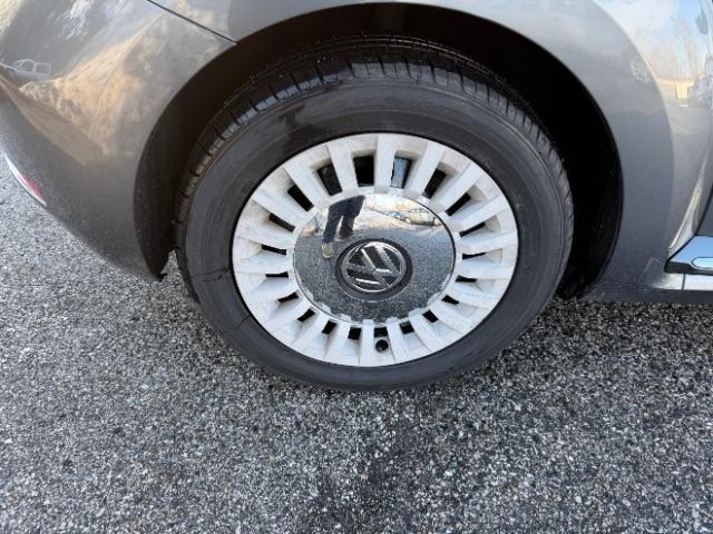 Volkswagen Beetle 2.5L w/Sunroof Sound & Nav 2014