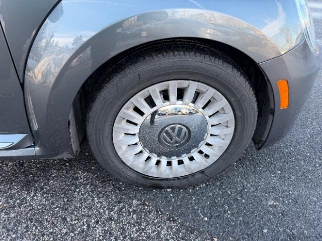 Volkswagen Beetle 2.5L w/Sunroof Sound & Nav 2014