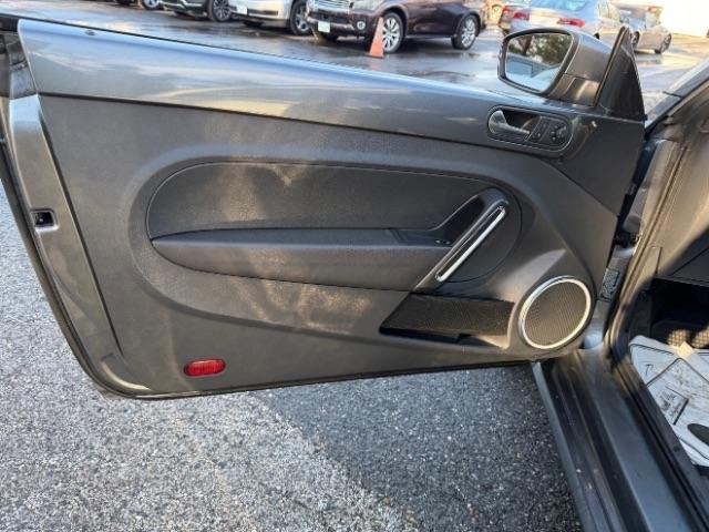 Volkswagen Beetle 2.5L w/Sunroof Sound & Nav 2014