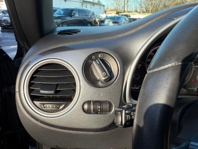 Volkswagen Beetle 2.5L w/Sunroof Sound & Nav 2014