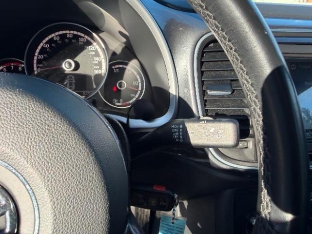 Volkswagen Beetle 2.5L w/Sunroof Sound & Nav 2014