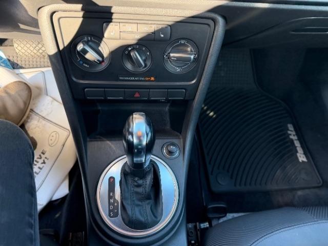 Volkswagen Beetle 2.5L w/Sunroof Sound & Nav 2014