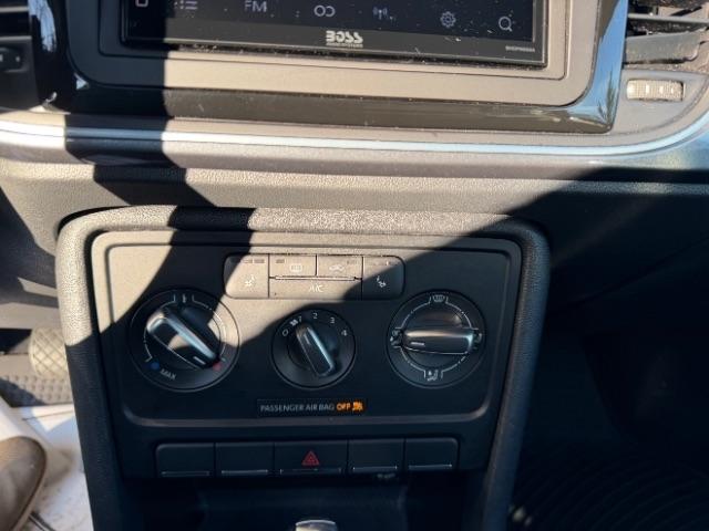 Volkswagen Beetle 2.5L w/Sunroof Sound & Nav 2014