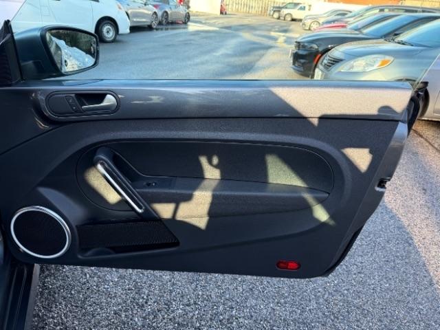 Volkswagen Beetle 2.5L w/Sunroof Sound & Nav 2014