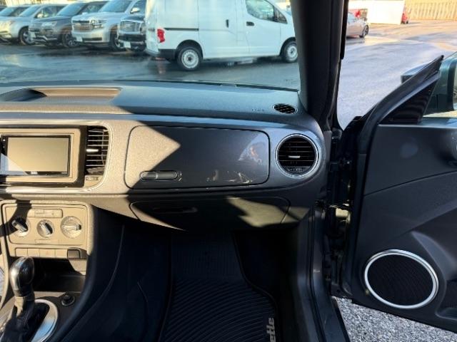 Volkswagen Beetle 2.5L w/Sunroof Sound & Nav 2014