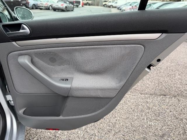 Volkswagen Rabbit 4-Door S 2008