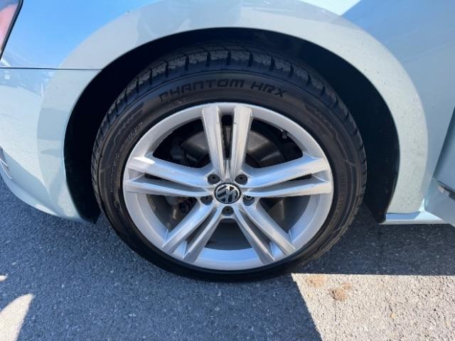 Volkswagen Passat 2.0L TDI SE MT 2013