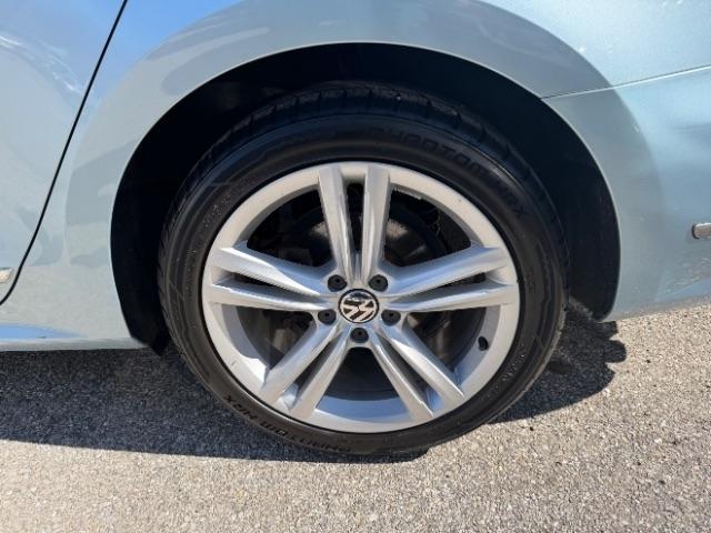 Volkswagen Passat 2.0L TDI SE MT 2013