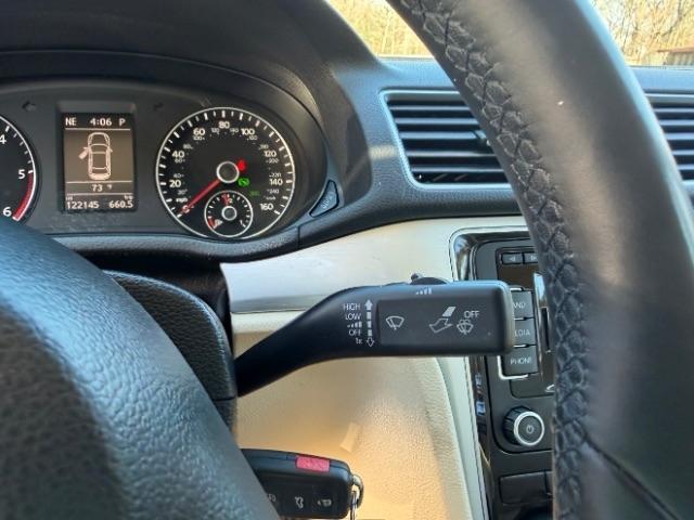 Volkswagen Passat 2.0L TDI SE MT 2013