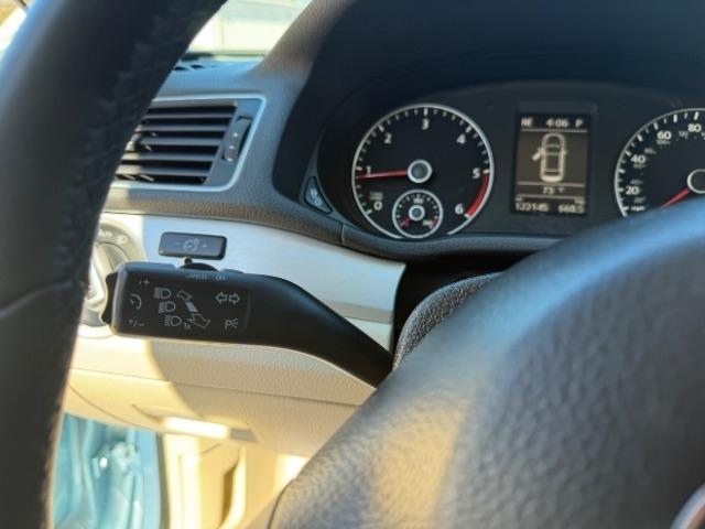 Volkswagen Passat 2.0L TDI SE MT 2013