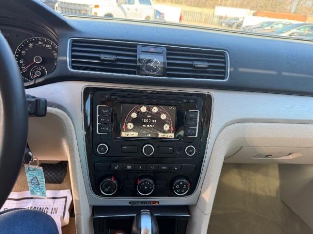 Volkswagen Passat 2.0L TDI SE MT 2013