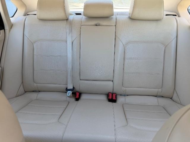 Volkswagen Passat 2.0L TDI SE MT 2013