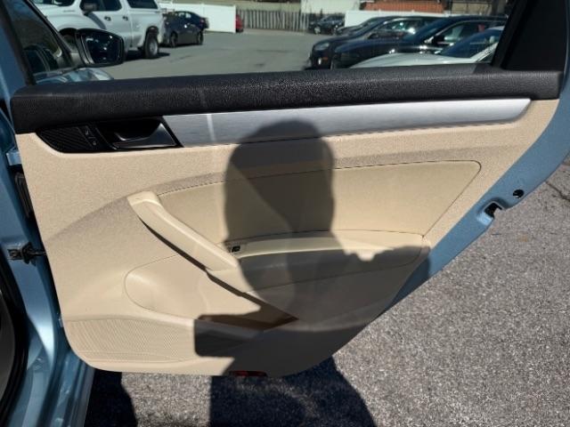 Volkswagen Passat 2.0L TDI SE MT 2013