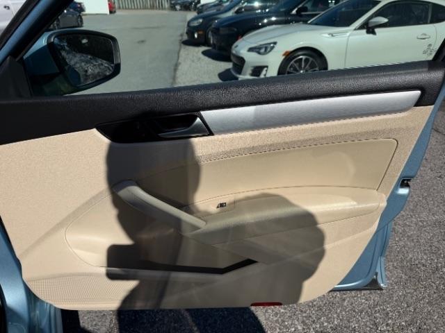 Volkswagen Passat 2.0L TDI SE MT 2013